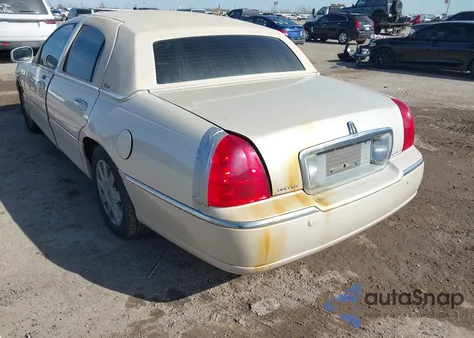 2003 Lincoln Town Car Cartier z USA, uszkodzony, nr VIN 1LNHM83W73Y608380